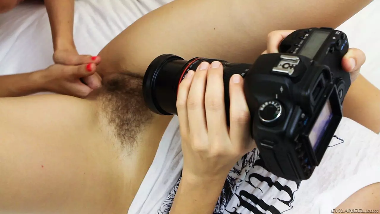 Рыжая шлюха с татуировками Rozen Debowe лижет сексуальную волосатую киску на камеру