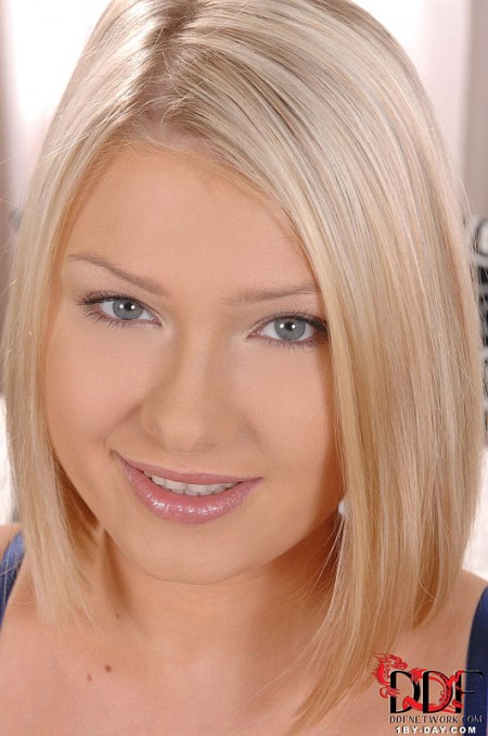 Блондинка Lucy Heart позирует в сексуальном белье и готовится к мастурбации