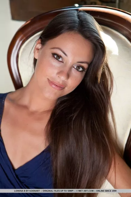 Сногсшибательная красотка-латина с длинными волосами Lorena B очень горяча