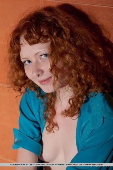 Шлюхастая девочка-подросток с рыжими волосами Rochelle A демонстрирует обнаженное тело на кровати и в ванне