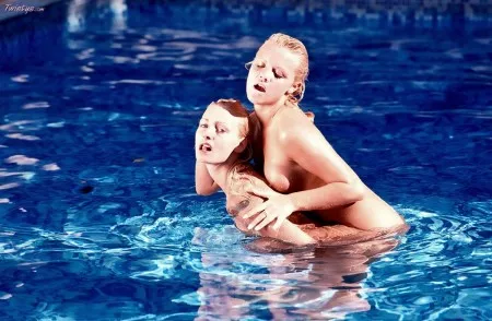 Lucie Horinkova со своей подружкой плавают в бассейне, и вылизывают друг у дружки пухлые киски