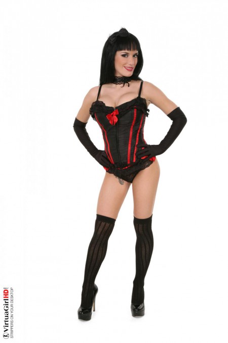 Дьявольского вида брюнетка Rebeka Mirnoff снимает сексуальное черное белье