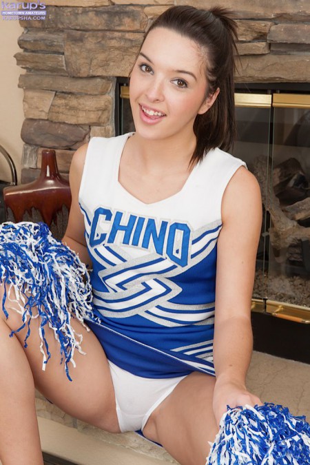 Молоденькая брюнетка с бритой киской Natalie Heart снимает свою чирлидерскую форму и мастурбирует