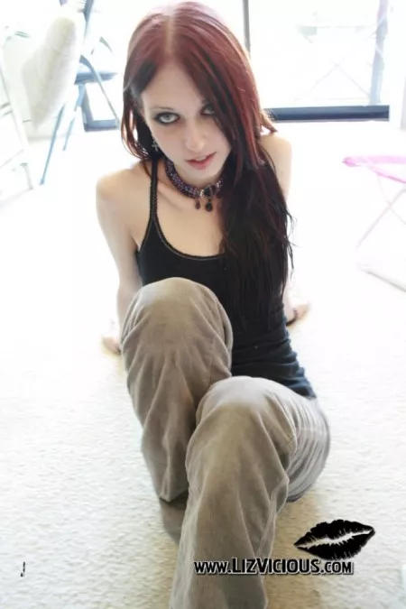 Рыжая модель Liz Vicious хочет быть в центре внимания