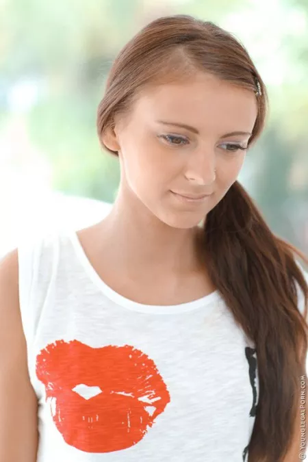 Сладкая Asya Kitty засовывает длинную игрушку в свою истекающую вагину