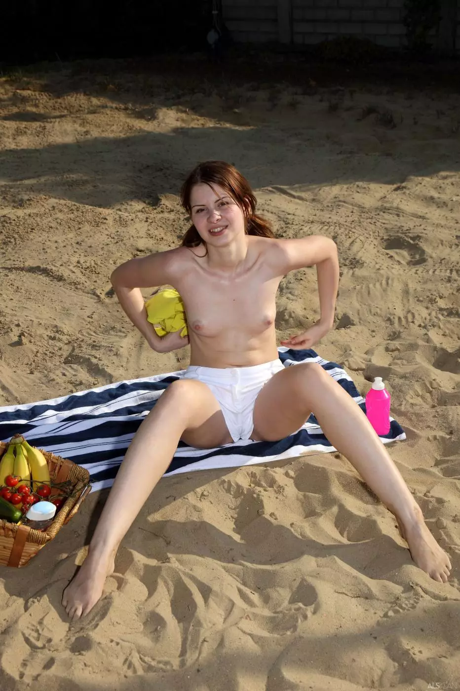 Развратная брюнетка Judy Smile раздевается догола на пляже и трахает свою киску бананом