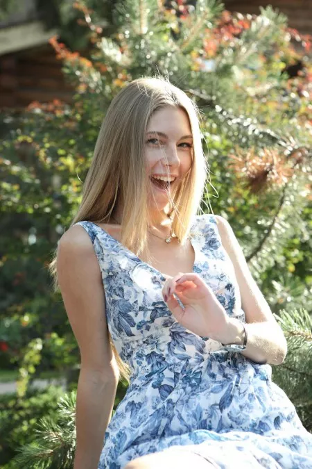 Аппетитная и бледная девочка-подросток Krystal Boyd прогуливается в лесу и трахает себя пальчиками