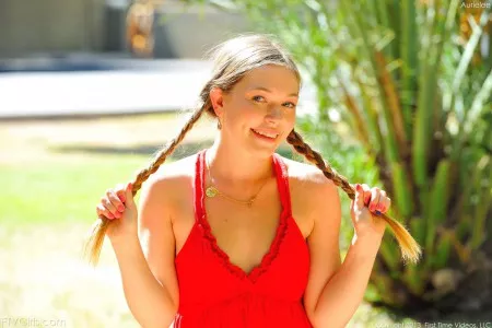 Молодая блондинка Aurielee Summers снимает одежду и трусики, чтобы нас подразнить