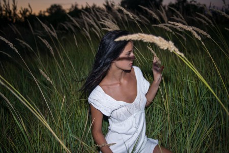 Знойная брюнетка Katya AC показывает упругую попку и идеальной формы киску