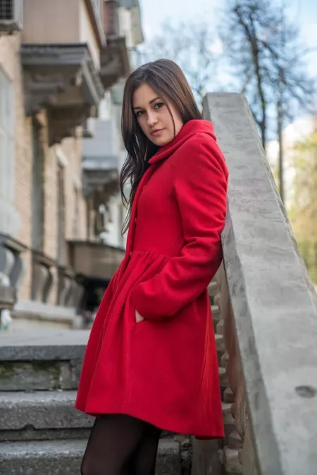 Милая куколка-брюнетка Lilian A эротично демонстрирует горячую стрижку на сладкой киске