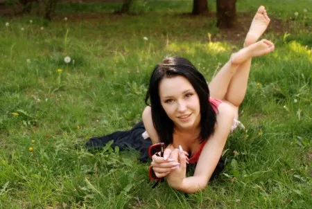 Худая брюнетка Eleonora B негодно развлекается на природе, показывая свои обнаженные прелести