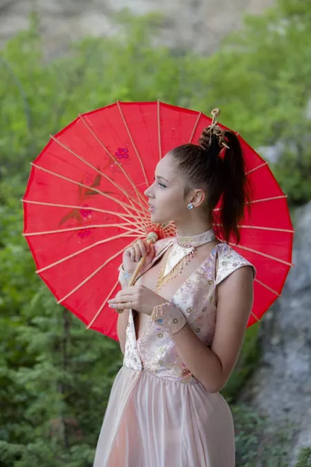 Милая рыжая детка Red Fox позирует на природе и избавляется от своего винтажного наряда