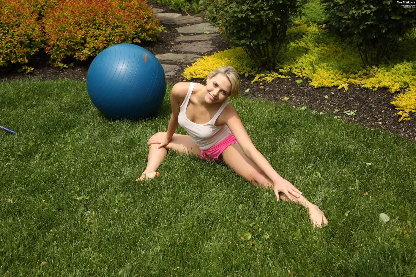 Грязная блондинка Mia Malkova раздевается и долбит свою киску игрушкой на мяче для фитнесса