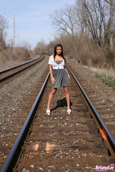 Сладкая латиночка Briana Lee позирует в сексуальном платье на железнодорожных рельсах