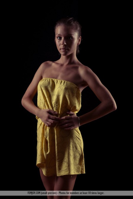 Зачаровывающая красотка Lily C показывает нам значение слов "эротическая фотография"