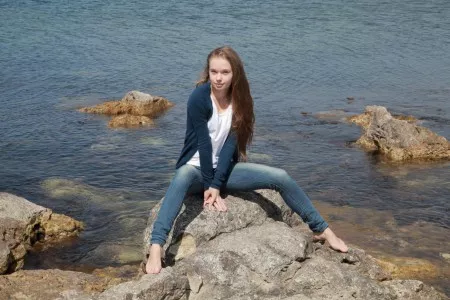 Молоденькая блондинка Milena D раздевается у океана и соблазняет своим прекрасным телом