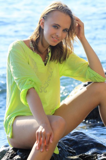 Элегантная блондинка Rachel Blau раздевается у океана