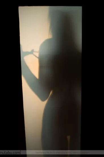 Рыжая девушка Jayden Cole засовывает секс-игрушку внутрь своей бритой пизды