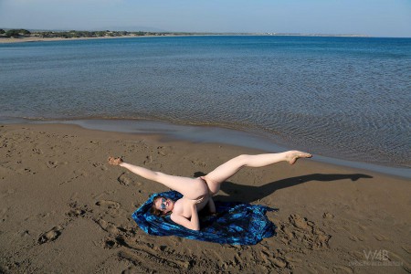 Emily Bloom идет на пляж и демонстрирует свое классное молоденькое тело, которым она гордится