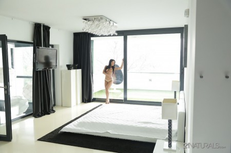 Сногсшибательная брюнетка Mya Diamond обхватывает ножками член в этой сексуальной сцене