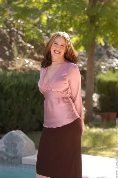 Горячая штучка с большими буферами - FTV Lexy показывает стриптиз и соблазняет всех вокруг