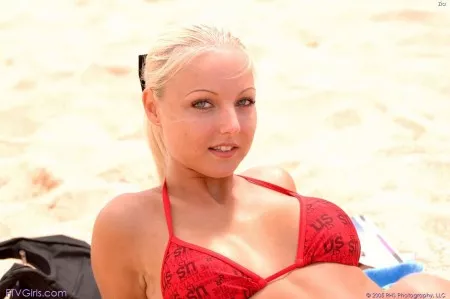Сексуальная блондинка-подросток в розовом бикини Veronika Symon позирует на песке и обрывах