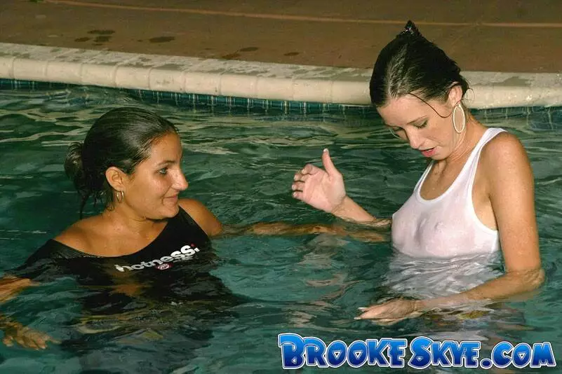 Brooke Skye и ее игривая подружка полностью голые у бассейна