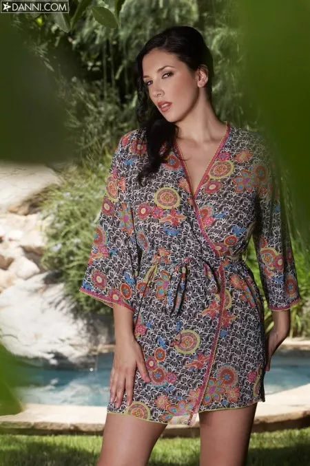Грудастая Jelena Jensen с небритым лобком снимает платье в тени дерева