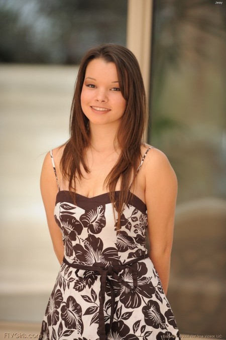 Jessy FTV показывает свои массивные буфера и аккуратную киску своей грудастой светловолосой подружке - Alison Angel