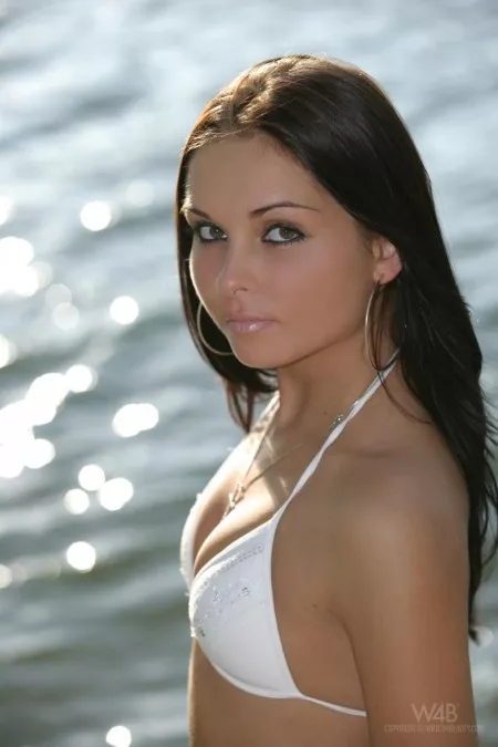 Гладкокожая Divinity Love с сексуальными маленькими сосочками снимает белое бикини и позирует голой