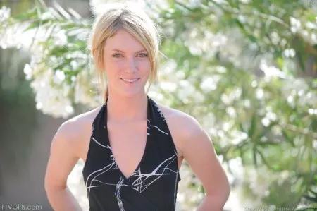 Развратная блондинка Riley Ray показывает свои интимные части тела, сняв свое черное платье