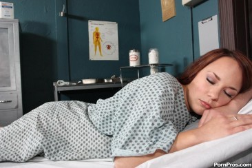 Haley Sweet спокойно спит, а ее киску с интересом исследует и трахает похотливый доктор
