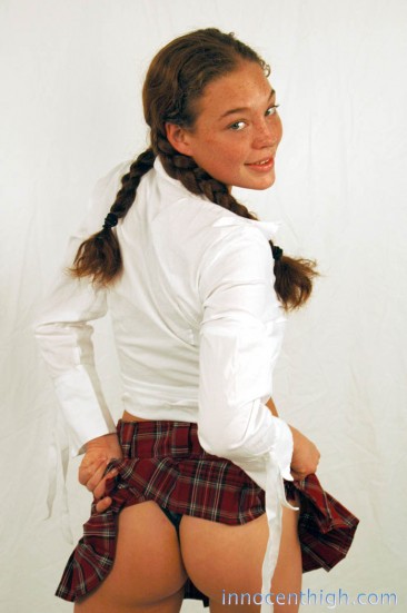 Грязная школьница с косичками Ashley Gracie получает член в свою лысую киску