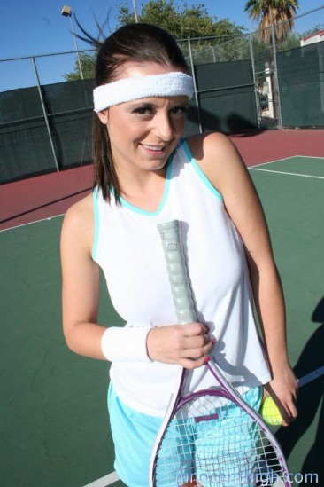 Свежая пышногрудая теннисистка Denice Klarskov дала упаковать свою киску в раздевалке