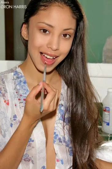 Высокая латинка в синих чулках и без трусиков Alexis Love показывает свою бритую киску