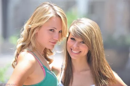 Юные подружки-лесбиянки Sara James и Rilee FTV позируют на улице в джинсах и лифчиках и оголяют свои соски