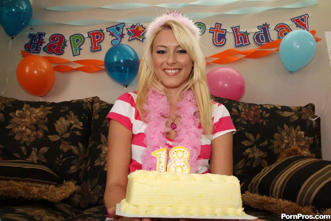 Привлекательная блондинка Katie Summers сосет и трахает длинный член на свой день рождения