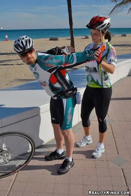Зрелая брюнетка Daisy Duxe и ее приятель, занимаются сексом после велосипедной прогулки