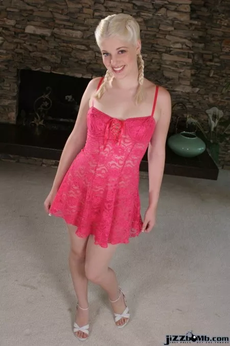 Куколка с маленькой грудью Charlotte Stokely снимает красное белье и дает трахнуть свою розовую киску