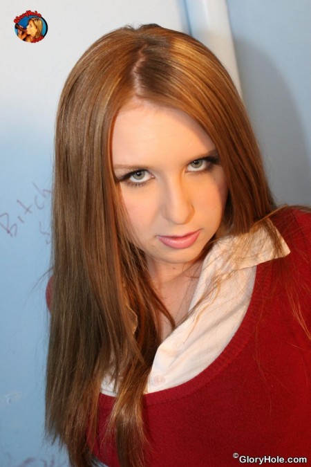 Рыжеволосая девушка с милым лицом Crissy Cane наслаждается черным хуем из дыры