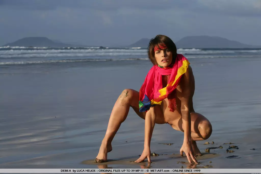 Худая темноволосая молоденькая модель с очень узкой киской - Demi Nubiles, позирует на пляже