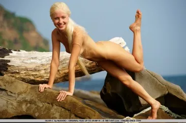 Худая светловолосая молоденькая блондинка Silvia C демонстрирует свои интимные прелести у моря