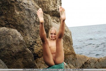 Блондинка-подросток с ангельским личиком Gerra A снимает бикини и показывает бритую киску у моря
