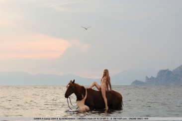 Обнаженная тоненькая лесбиянок Dariya A с соседкой голыми скачут на коне по берегу