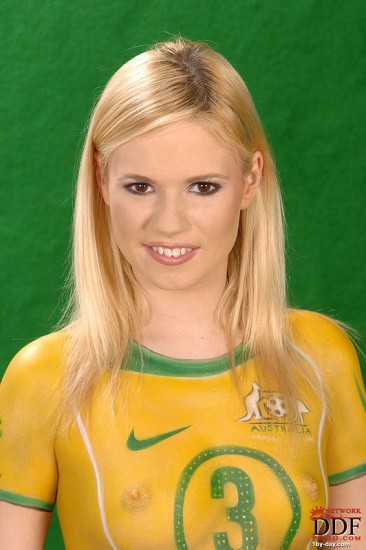 Красотка с рисунками на теле Yasmine Gold утверждает что одела зелено-желтую футбольную форму