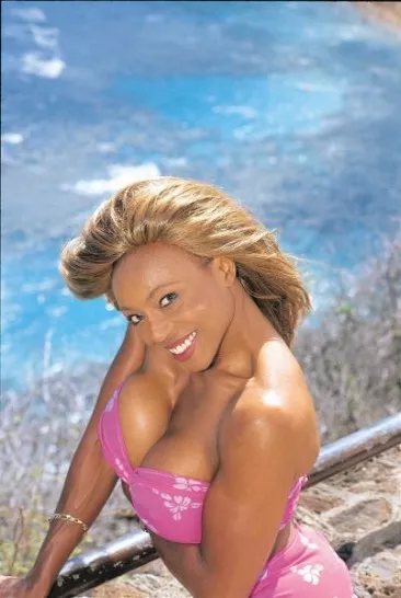 Сексуальная негритянка с большой круглой грудью Anna Amore позирует обнаженной и раздвигает ножки на пляже