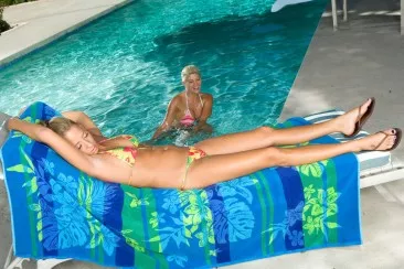 Лесбияночки April Aubrey и Ashley Jenson занимаются лесбийским куннилингусом в бассейне